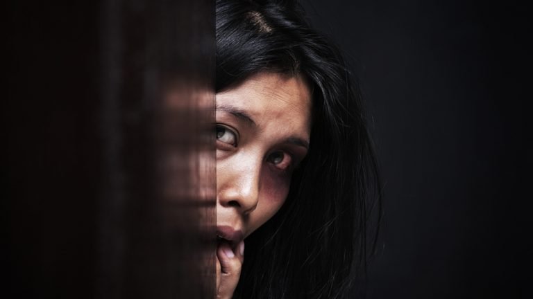 Mulher denuncia marido após sofrer constantes ameaças e agressões, em Tubarão