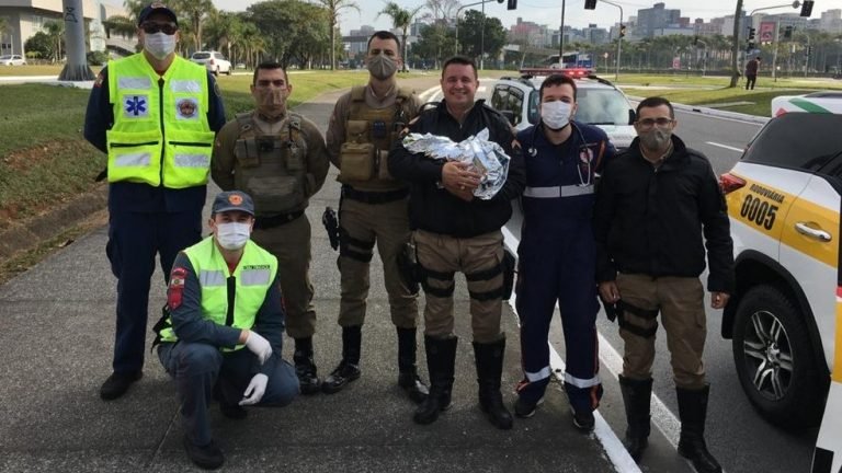 Moradora de rua entra em trabalho de parto e bebê nasce em canteiro de avenida em Florianópolis Moradora de rua entra em trabalho de parto e bebê nasce em canteiro de avenida em Florianópolis