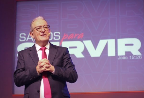 pastor #Pracegover Foto: na imagem há um homem de terno e gravata