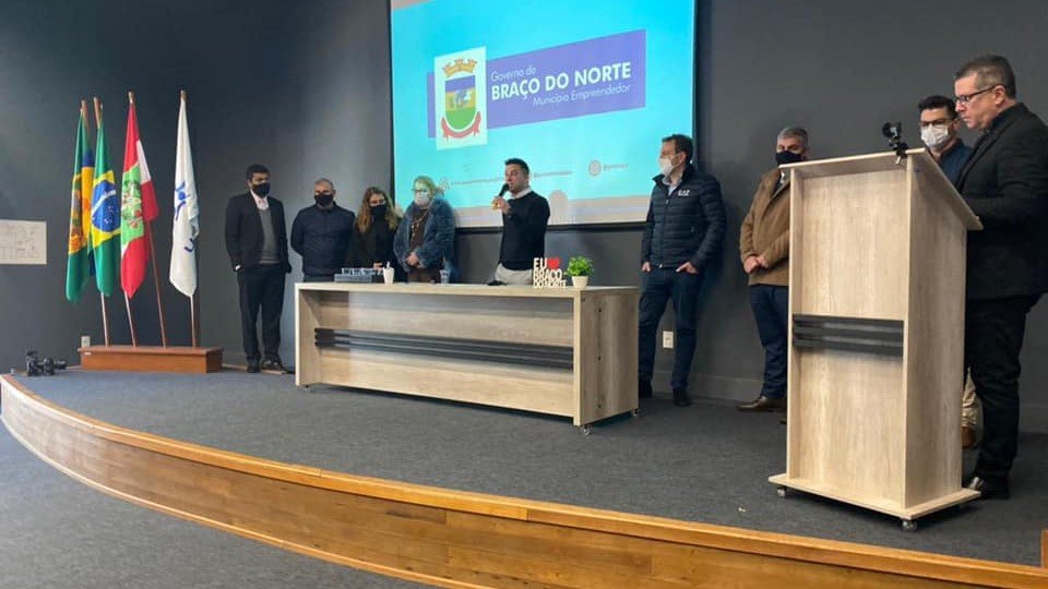 Prefeito de Braço do Norte assina convênio com hospital para construção da ala de UTI #Pracegover Na foto, pessoas em volta de uma mesa