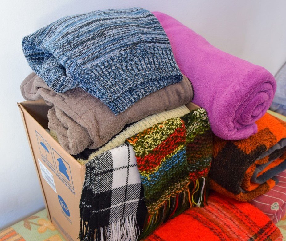 Prefeitura de Tubarão reforça importância da doação de cobertores, mantas e edredons para as famílias atendidas pelo CRAS #Pracegover Na foto, caixa com cobertores