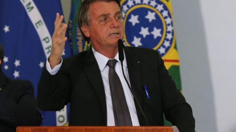 Presidente deve ficar três dias internado em SP, diz Flávio Bolsonaro
