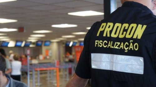 Procon de Tubarão cria canal virtual para denúncias de fiscalização #Pracegover Na foto, funcionário durante fiscalização
