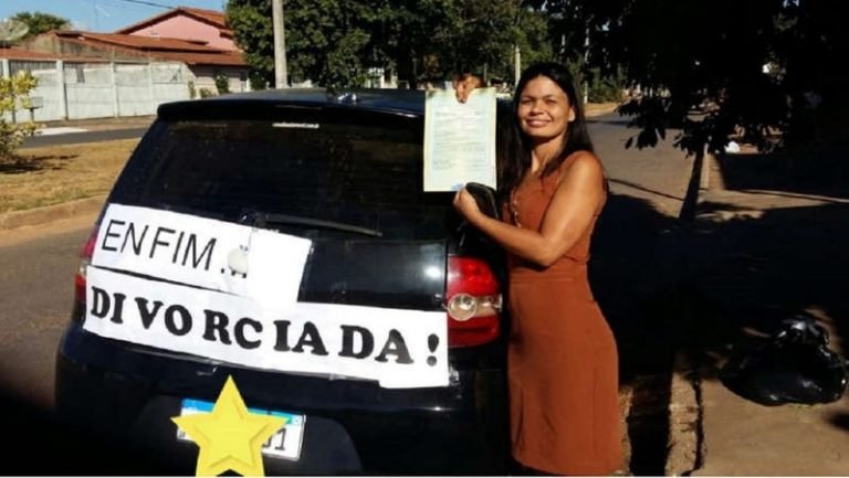 Professora comemora oficialização da separação com faixa no carro: ‘Enfim divorciada’