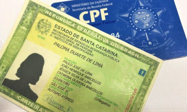 Projeto do Estado para unificar documentos civis em um só dispositivo ganha apoio do governo federal #Pracegover Na foto, documentos pessoais sobre uma mesa