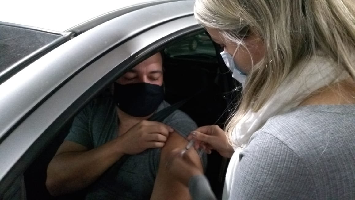 Trabalhadores da indústria serão imunizados nesta sexta-feira (9), em Tubarão #Pracegover Na foto, pessoa sendo vacina no braço