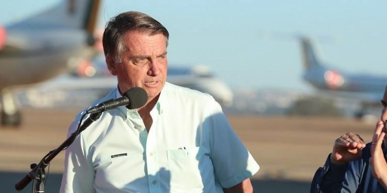 Bolsonaro pressiona Queiroga para tornar uso de máscara facultativo