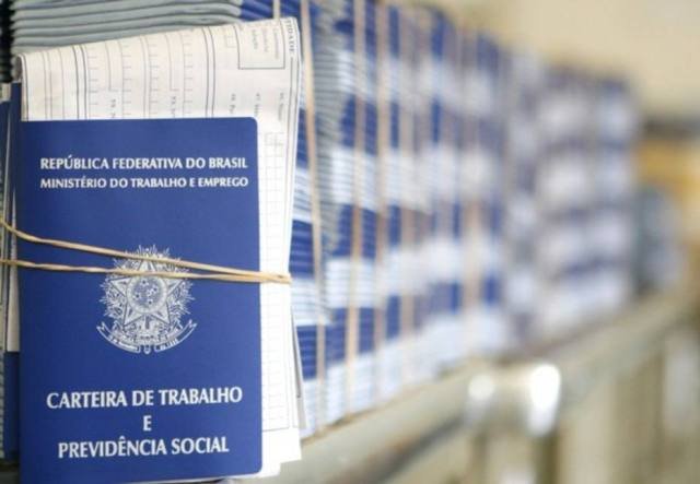 Câmara pode votar nesta terça-feira MP sobre suspensão de contratos de trabalho na pandemia #Pracegover Na foto, várias carteiras de trabalho