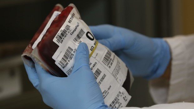 Campanha do Hemosc busca resgatar doadores que não retornam desde 2008 #Pracegover Na foto, pessoa segurando uma bolsa de sangue