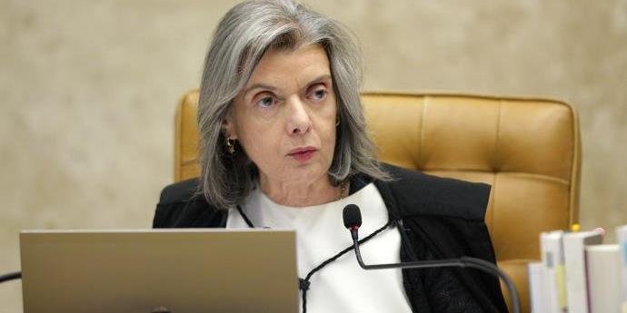 Cármen Lúcia dá 24h para PGR se manifestar sobre Bolsonaro