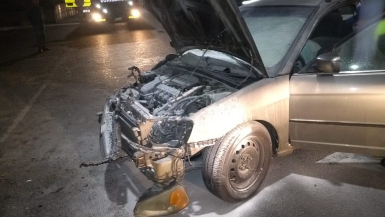 Carro pega fogo após colidir em poste, em Capivari de Baixo