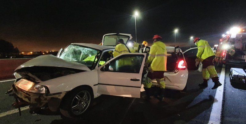 colisao-traseira #Pracegover foto: na imagem há veículos e pessoas