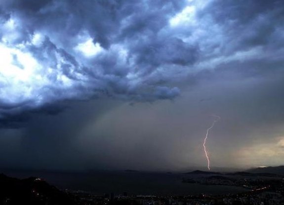 Defesa Civil de SC emite alerta para temporais isolados entre domingo e segunda-feira