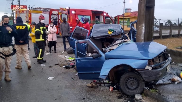 Homem fica em estado grave após bater carro contra poste em Imbituba