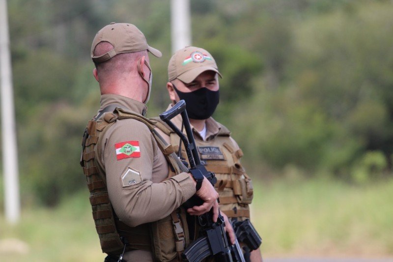homicidio #Pracegover foto: na imagem há dois homens e uma arma