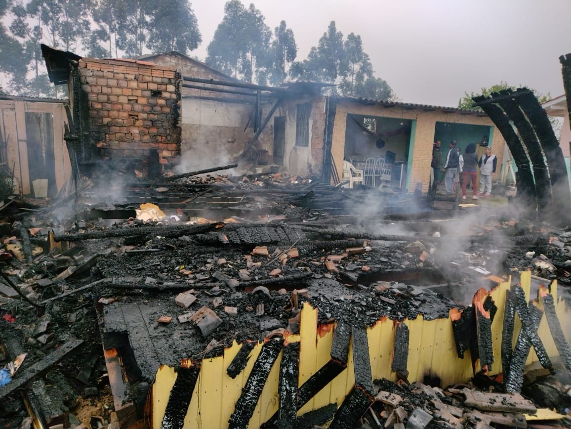 incêndio #Pracegover foto: na imagem há uma casa destruída por incêndio