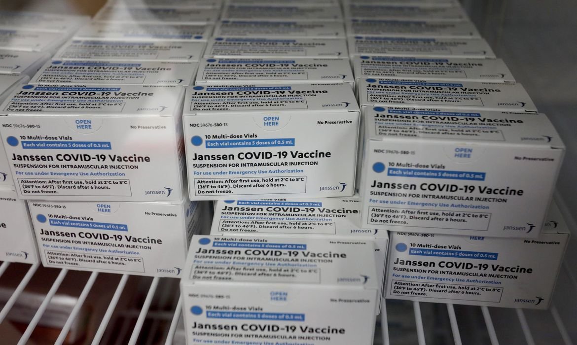 janssen #Pracegover foto: na imagem há caixas de vacina