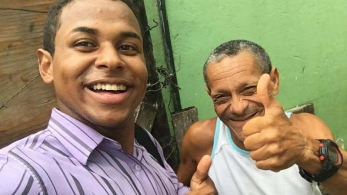 Jovem baiano aprende Libras para alfabetizar e evangelizar pessoas surdas