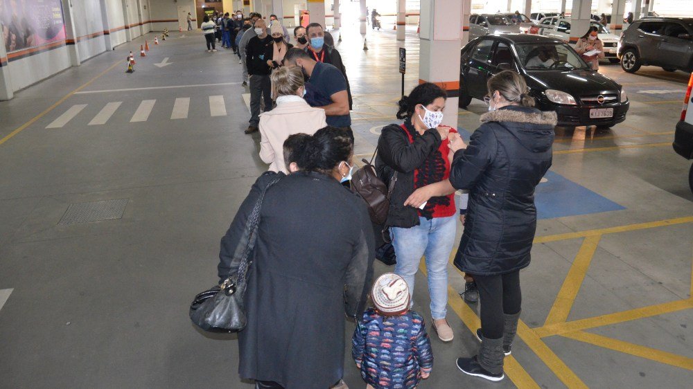 Jovens a partir dos 25 anos de serão vacinados contra a Covid-19 em Tubarão #Pracegover Na foto, pessoas em fila sendo vacinadas