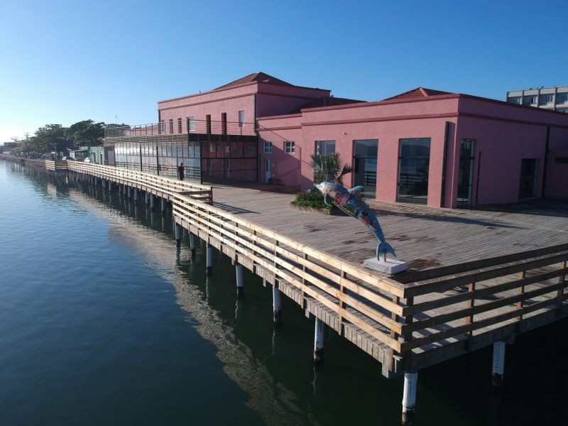 laguna #Pracegover foto: na imagem há uma construção, lagoa e uma estátua