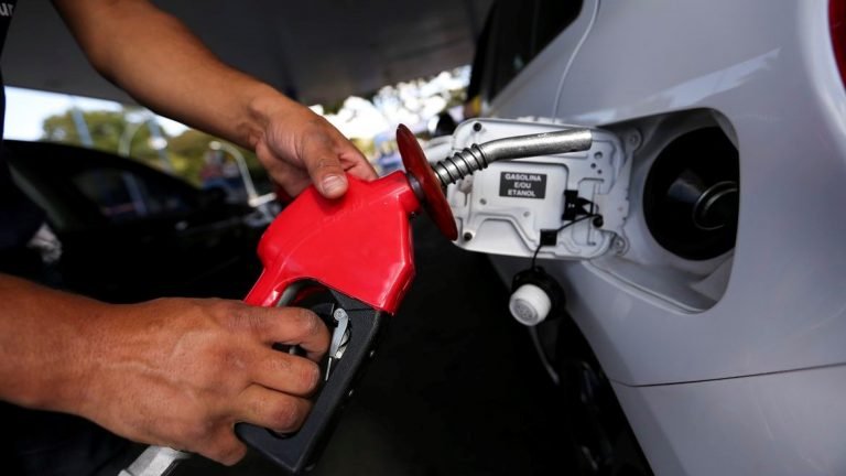 Litro da gasolina sobe R$ 0,09 nas refinarias da Petrobras