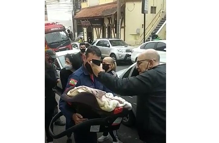 Mãe deixa bebê sozinho no carro para ir ao banco no Centro de Tubarão