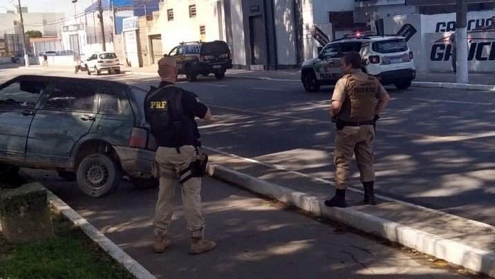 Motorista bate carro furtado em árvore após fugir de abordagem da polícia, em Tubarão
