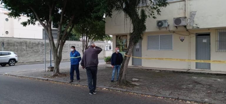 Prefeitura de Tubarão remove árvores que atrapalham acessibilidade em calçadas