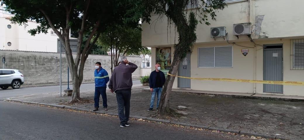 Prefeitura de Tubarão remove árvores que atrapalham acessibilidade em calçadas Prefeitura de Tubarão remove árvores que atrapalham acessibilidade em calçadas