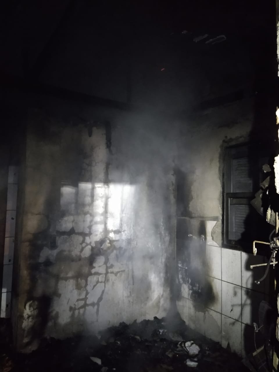 Residência em Criciúma é atingida pelo fogo