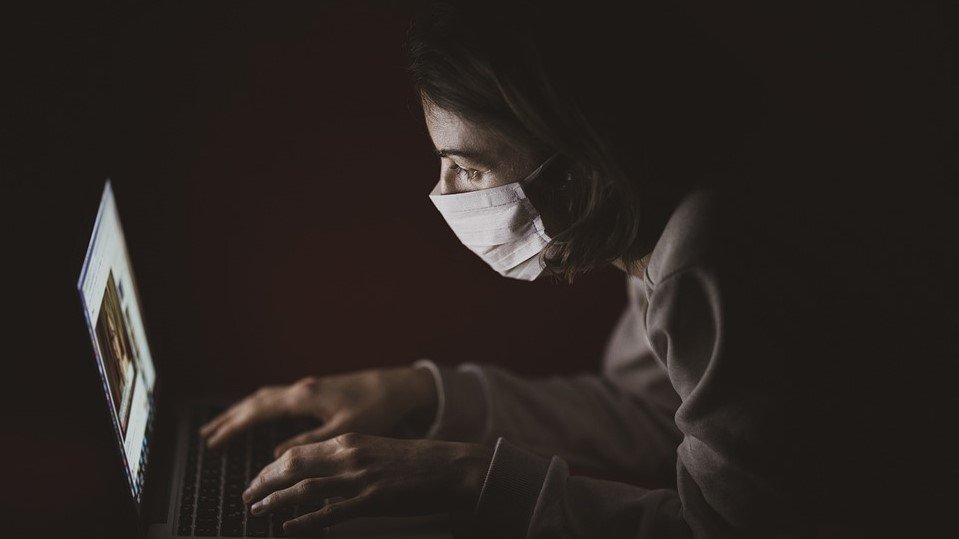 Tubarão chega a 430 mortes por Covid-19 #Pracegover Na foto, mulher usando máscara enquanto usa um notebook