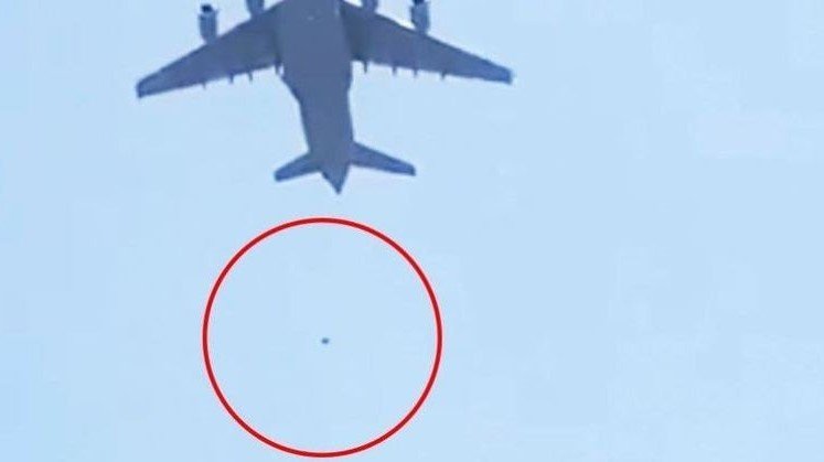 Vídeo mostra pessoas caindo de avião dos EUA que deixava o Afeganistão