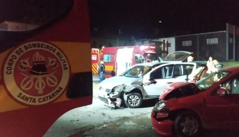 Vítima fica encarcerada após acidente entre dois carros em Tubarão