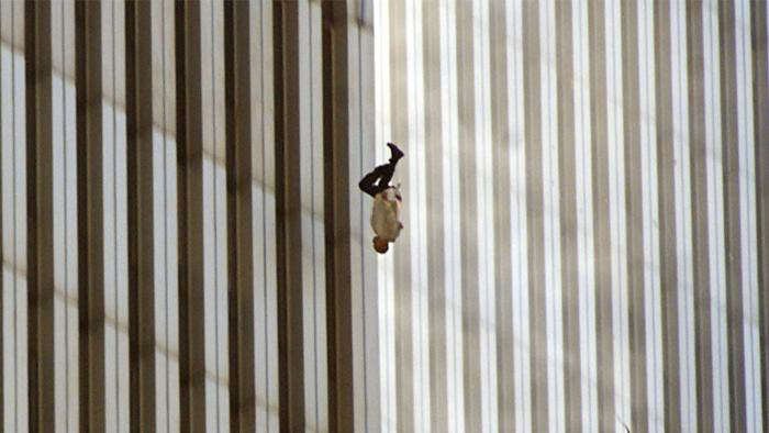 11 de setembro: a história da polêmica foto do homem se jogando de uma das Torres Gêmeas