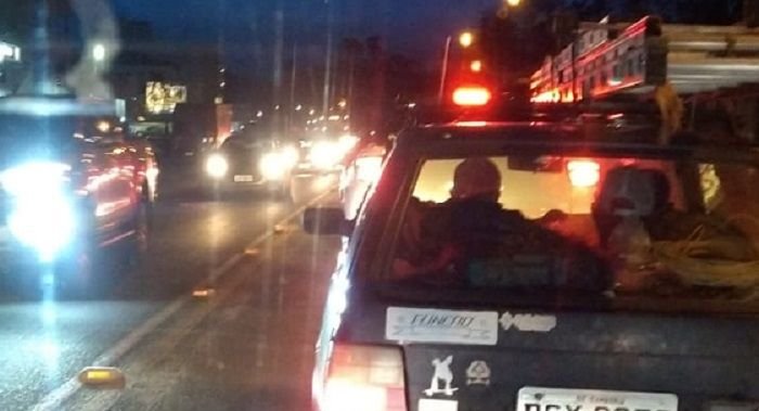 Acidente entre carro e caminhão na SC 370, em Gravatal, deixa duas pessoas feridas