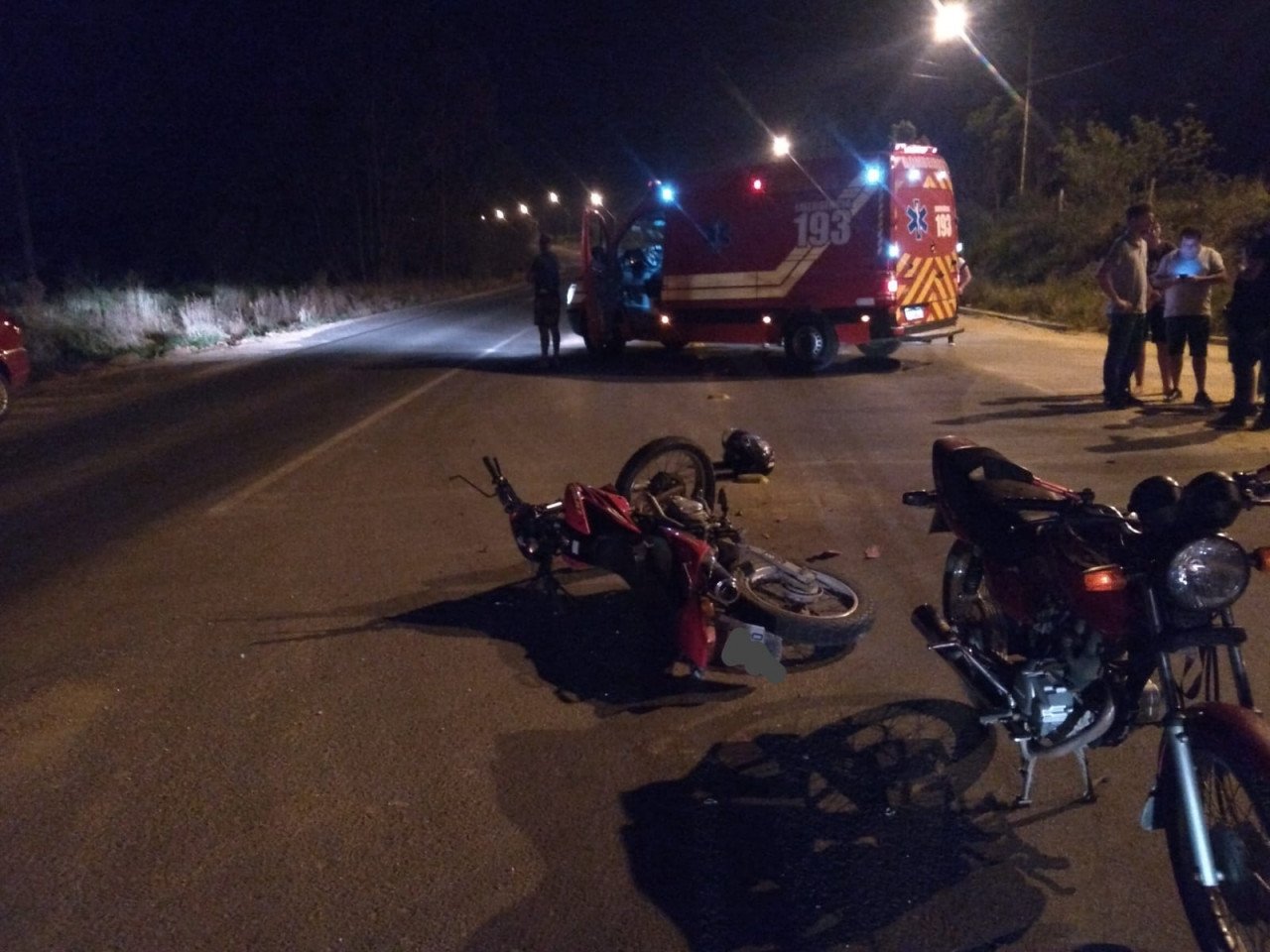 Acidente entre carro e moto deixa jovem de 24 anos ferido