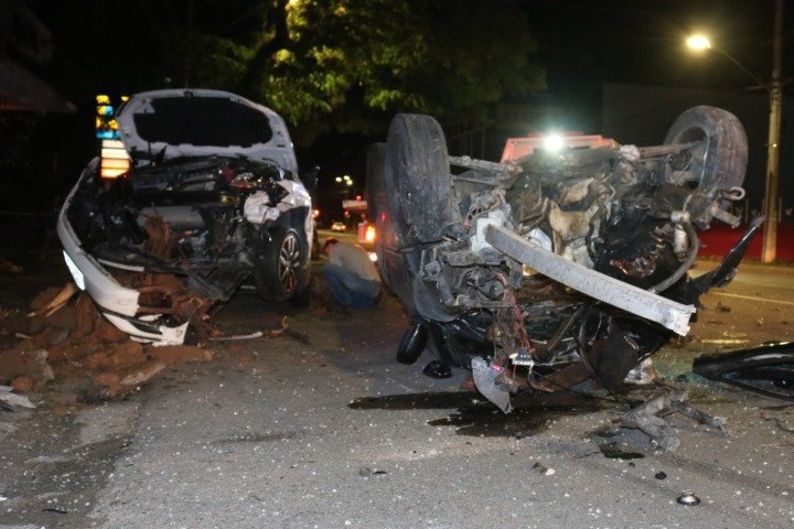 Acidente violento destrói carros, comércio e deixa um morto em Blumenau