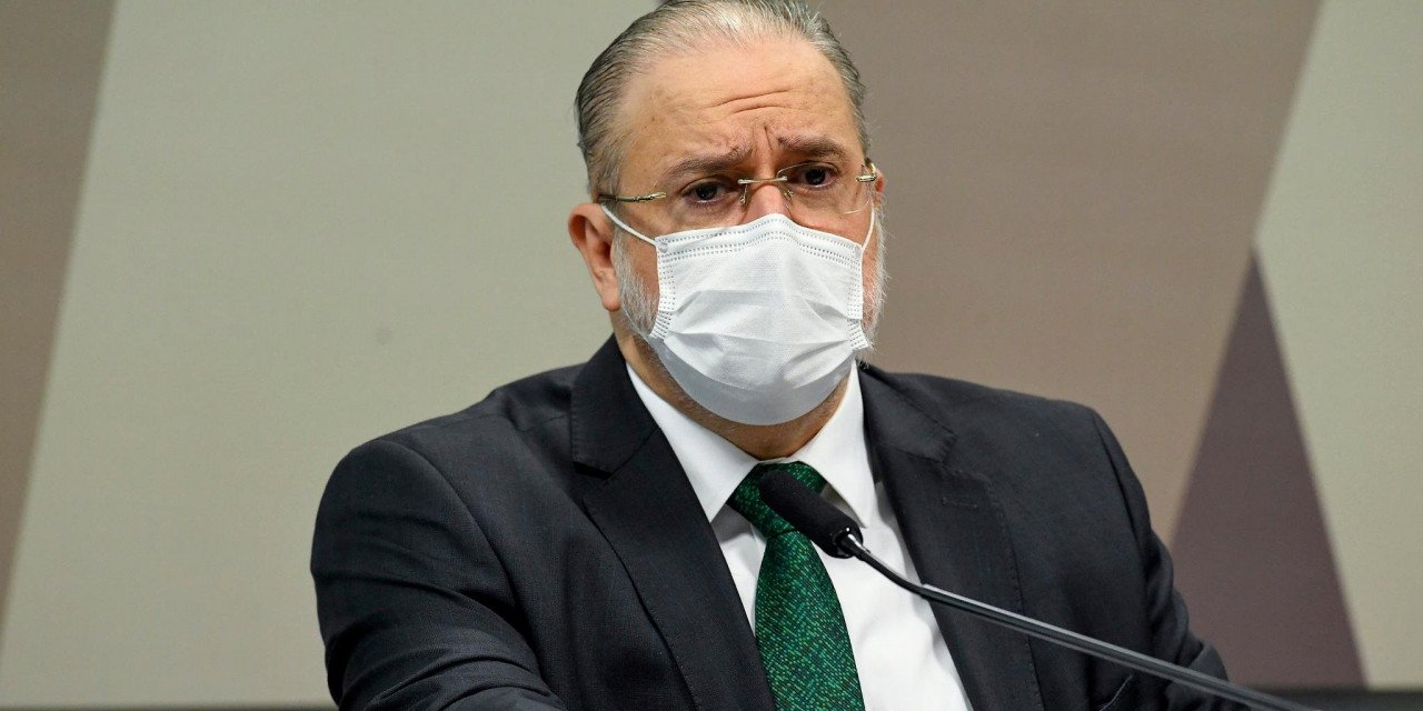 Aras #Pracegover foto: na imagem há um homem de máscara, de terno e um microfone