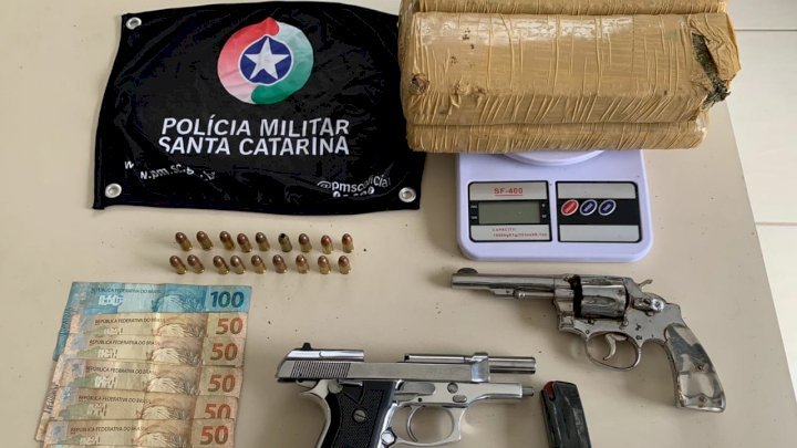 Armas e drogas são apreendidas e mandado de prisão é cumprido em Capivari de Baixo