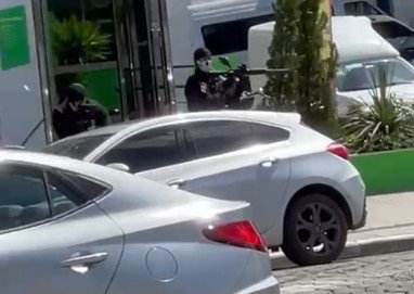 assalto-portobelo #Pracegover foto: na imagem há veículos e pessoas