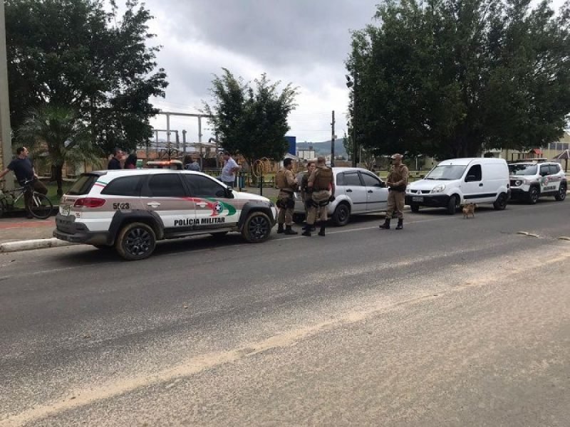 bn #Pracegover: na imagem há viaturas, carros, policiais, vias e árvores