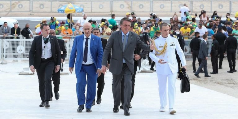 Bolsonaro diz a ministros que manterá divergência com STF