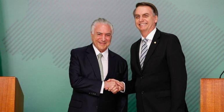bolsonaro e temer #Pracegover foto: na imagem há dois homens de terno