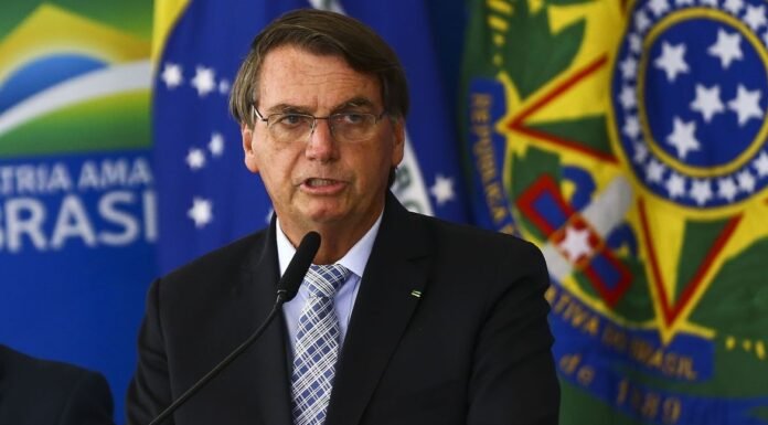 Bolsonaro edita medida provisória que muda regras de moderação em redes sociais