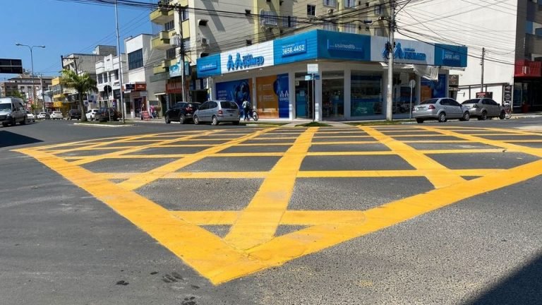Braço do Norte implanta faixas de pedestres com material termoplástico extrudado