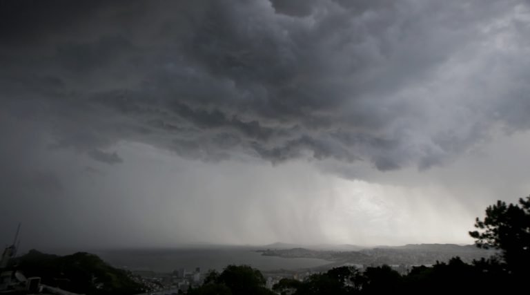 Previsão do tempo em Santa Catarina: semana terá chuva, temporais e mar agitado