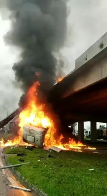 caminhao #Pracegover foto: na imagem há uma ponte e fogo