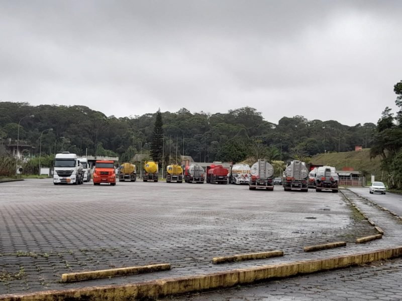 caminhoes-guaramirim #Pracegover foto: na imagem há vários caminhões