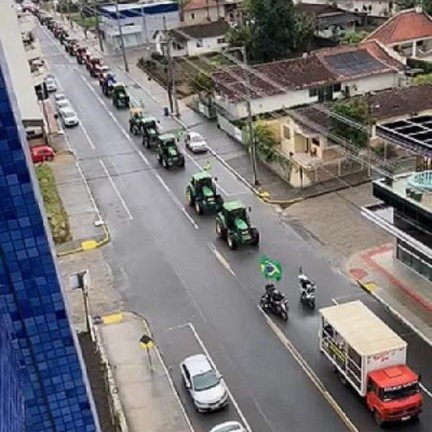 Carreata marca manifestações neste 7 de Setembro em Braço do Norte #Pracegover Na foto, veículos de passeio e agrícola e caminhões na avenida