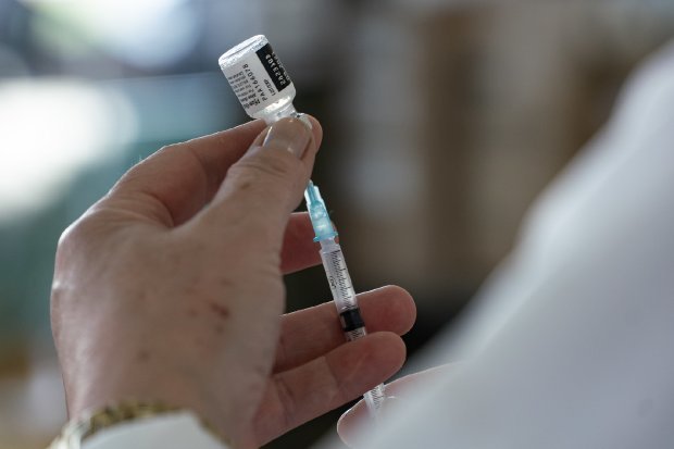 começa distribuição de doses para a vacinação em adolescentes e reforço nos idosos